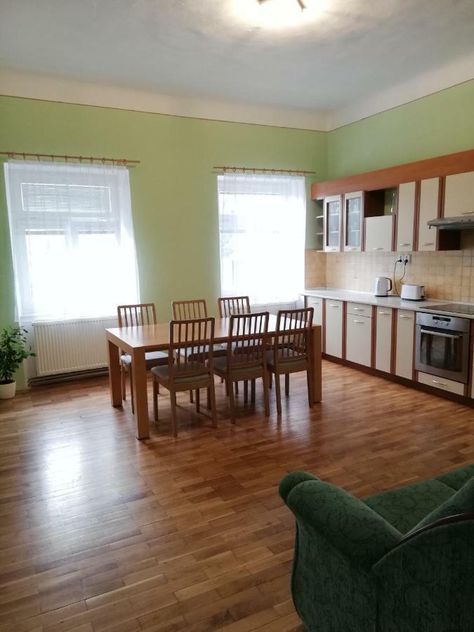 זנוימו Apartmany Pod Divadlem מראה חיצוני תמונה